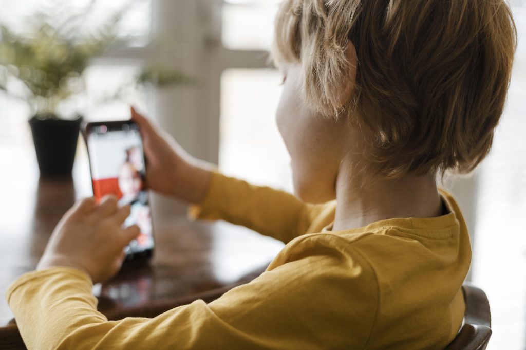 enfant-smartphone